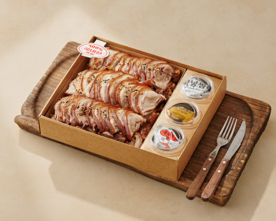 롯데마트에서 판매하는 국내산 통족발 제품 홍보 이미지. 롯데마트 제공